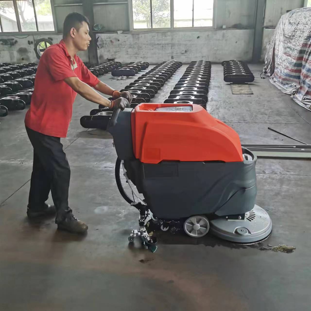 根據工業(yè)場所的地面環(huán)境選擇工業(yè)電動洗地機 根據工業(yè)場所的地面環(huán)境選擇工業(yè)電動洗地機