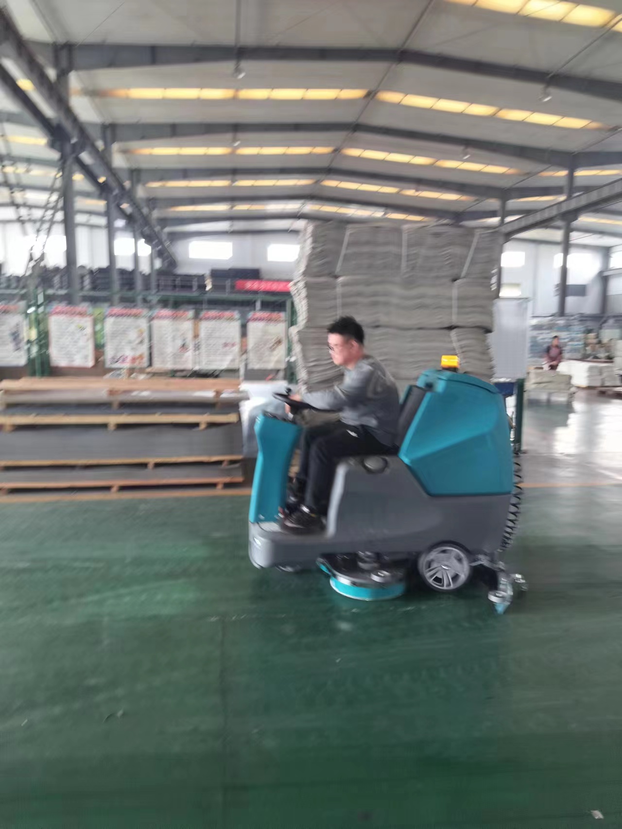 洗地機是改善社區(qū)物業(yè)環(huán)境的設(shè)備之一 洗地機是改善社區(qū)物業(yè)環(huán)境的設(shè)備之一