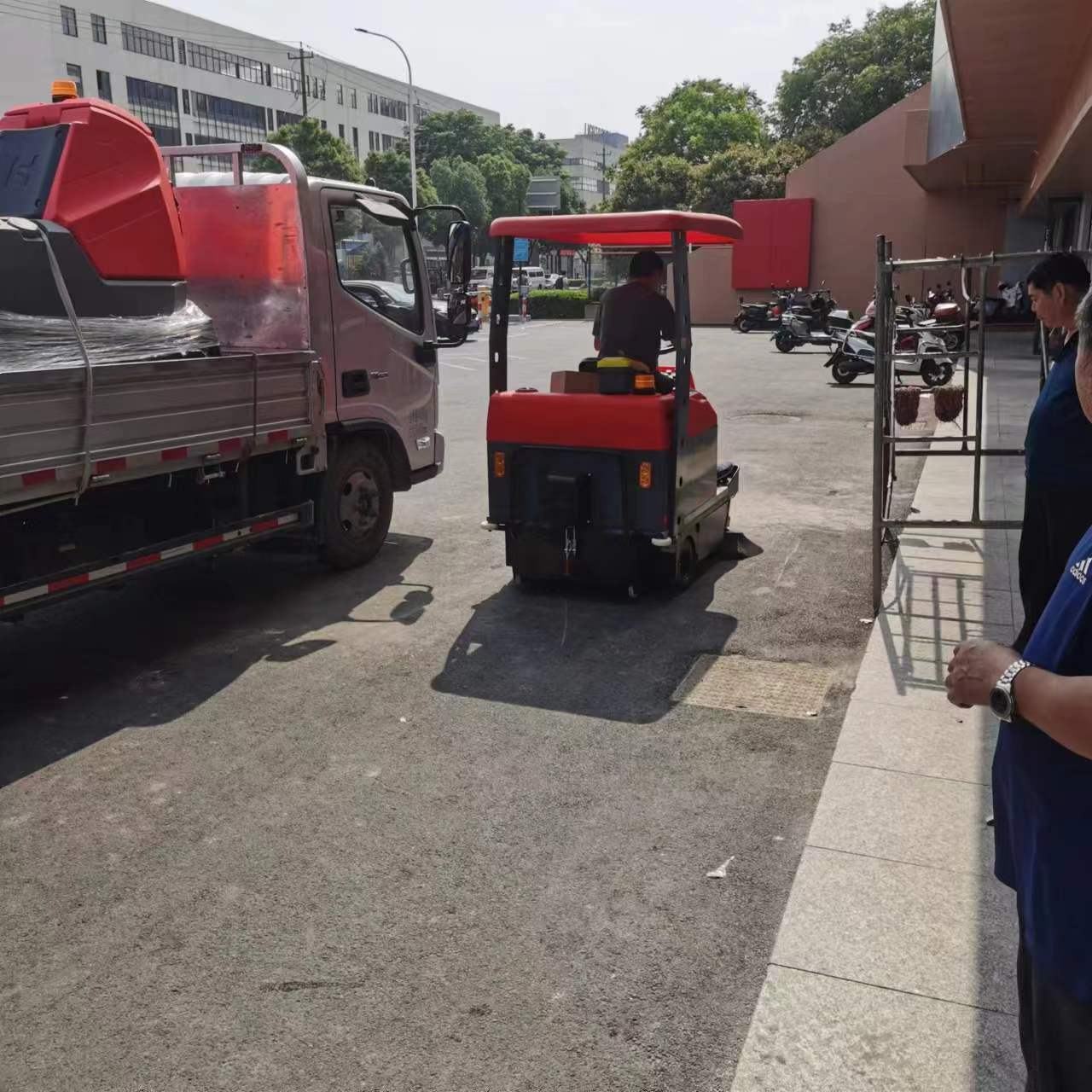 電動(dòng)清掃車：提高城市環(huán)境質(zhì)量的新選擇