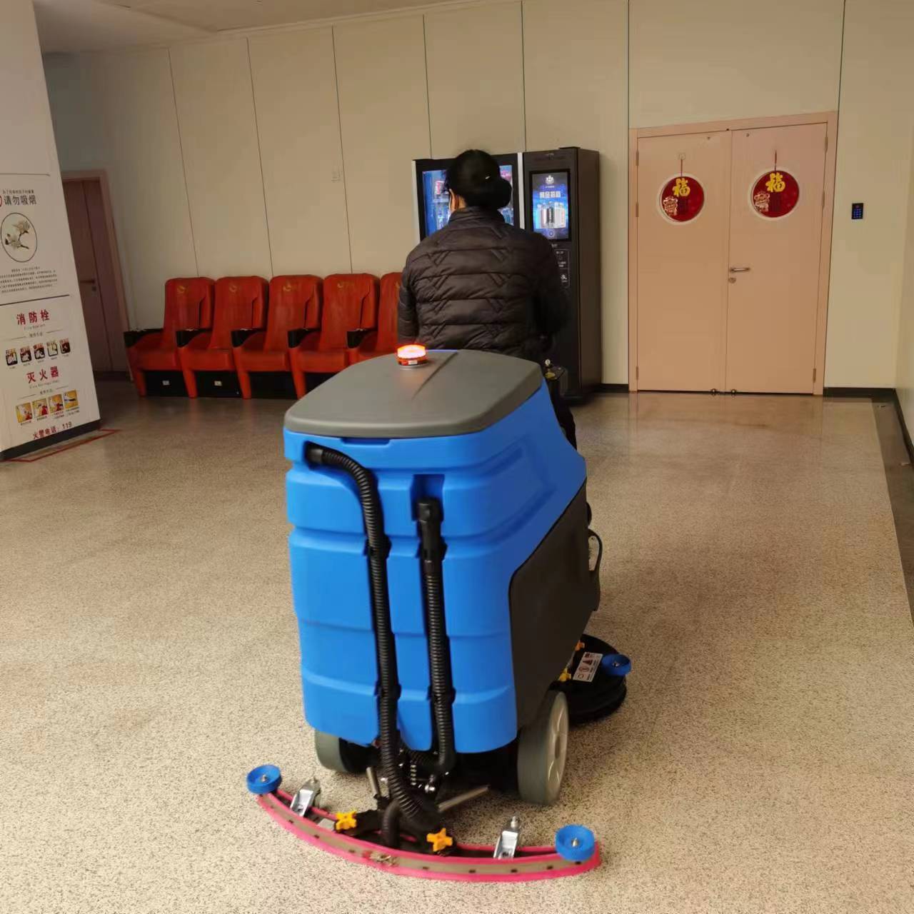 駕駛掃地車，高效清潔，低成本維護(hù)