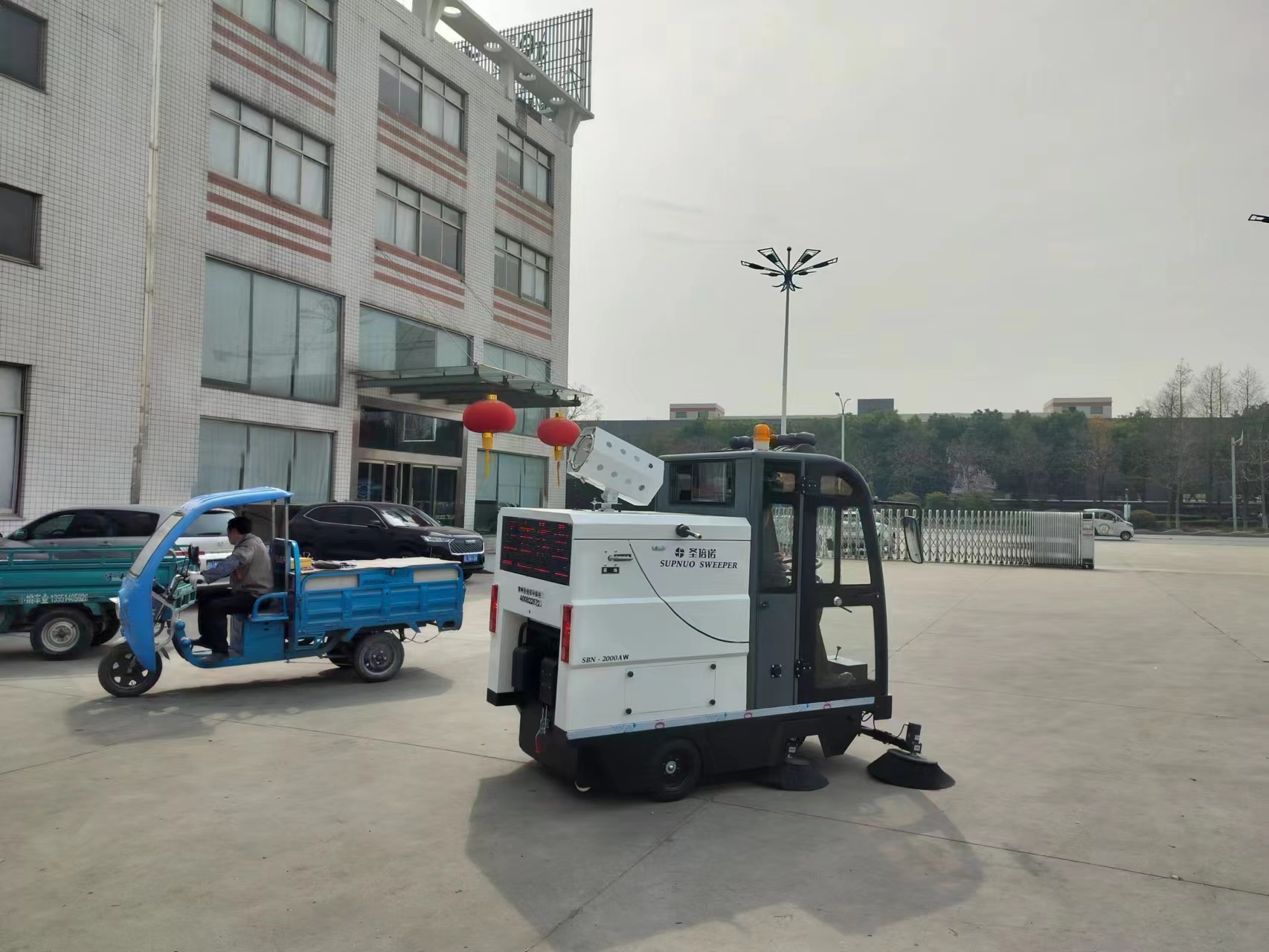 小型電動(dòng)路面清掃車 小型電動(dòng)路面清掃車