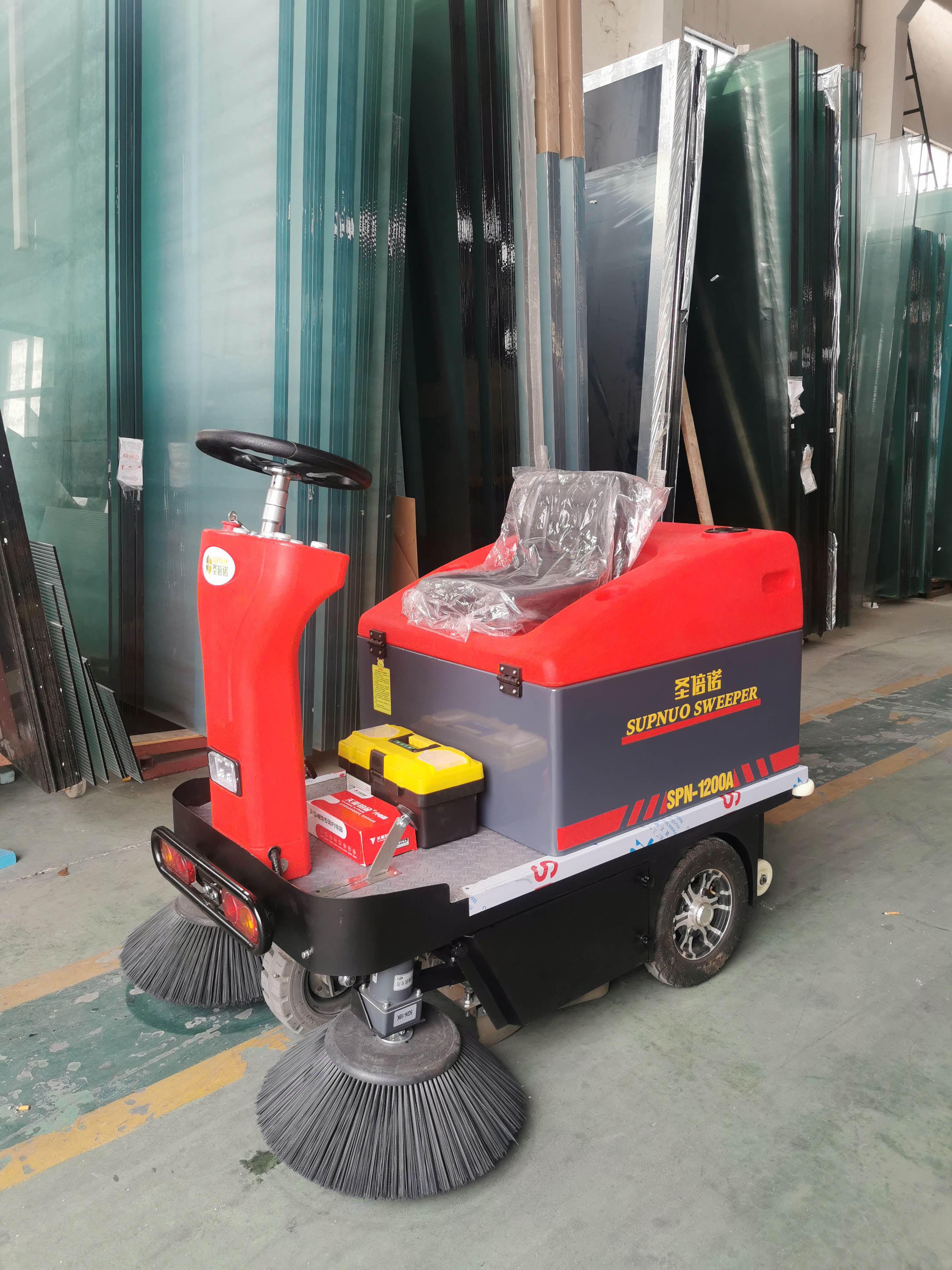 我們需要使用物流倉(cāng)庫(kù)的小型電動(dòng)掃地車(chē)做好清潔工作 我們需要使用物流倉(cāng)庫(kù)的小型電動(dòng)掃地車(chē)做好清潔工作