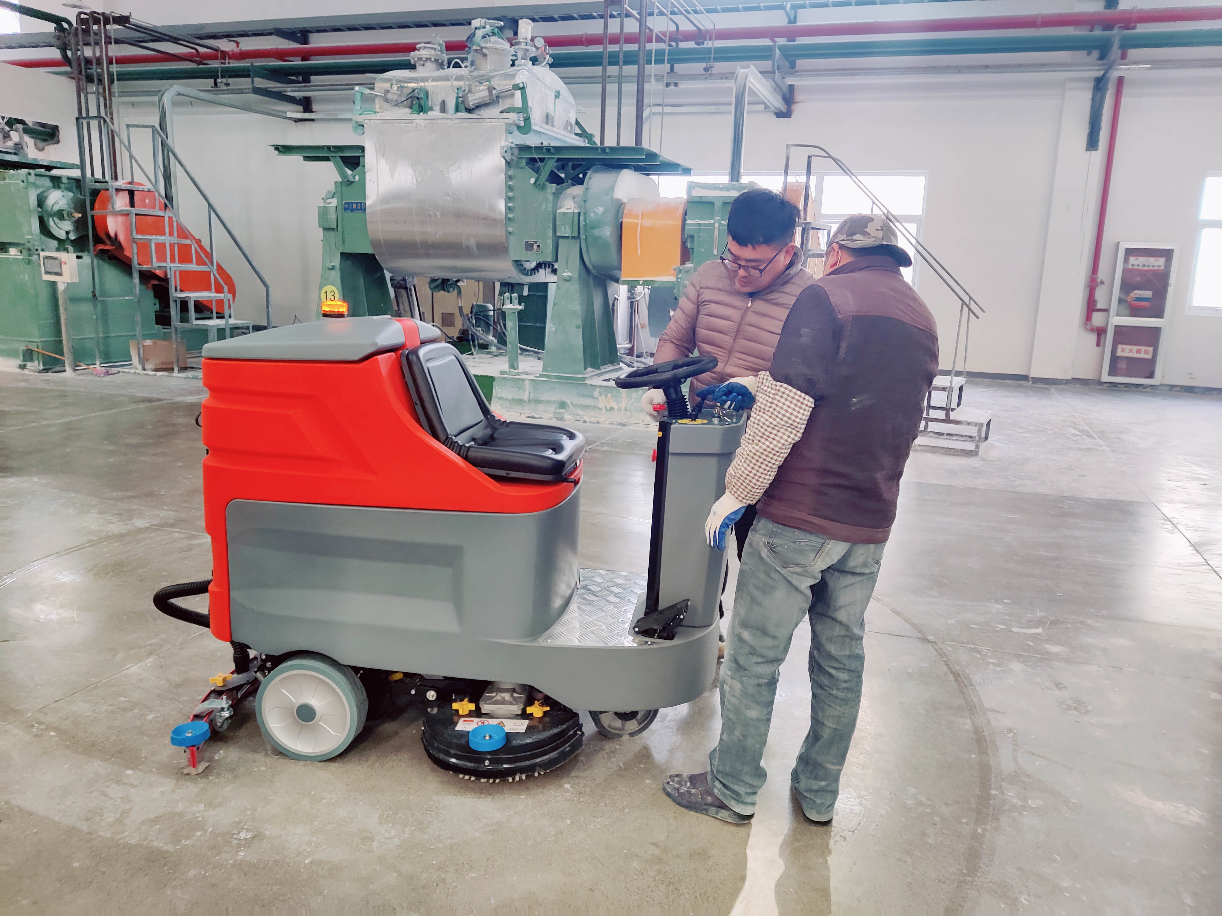 一臺駕駛洗地機(jī)取代了6-10名清潔工的清潔效率 一臺駕駛洗地機(jī)取代了6-10名清潔工的清潔效率