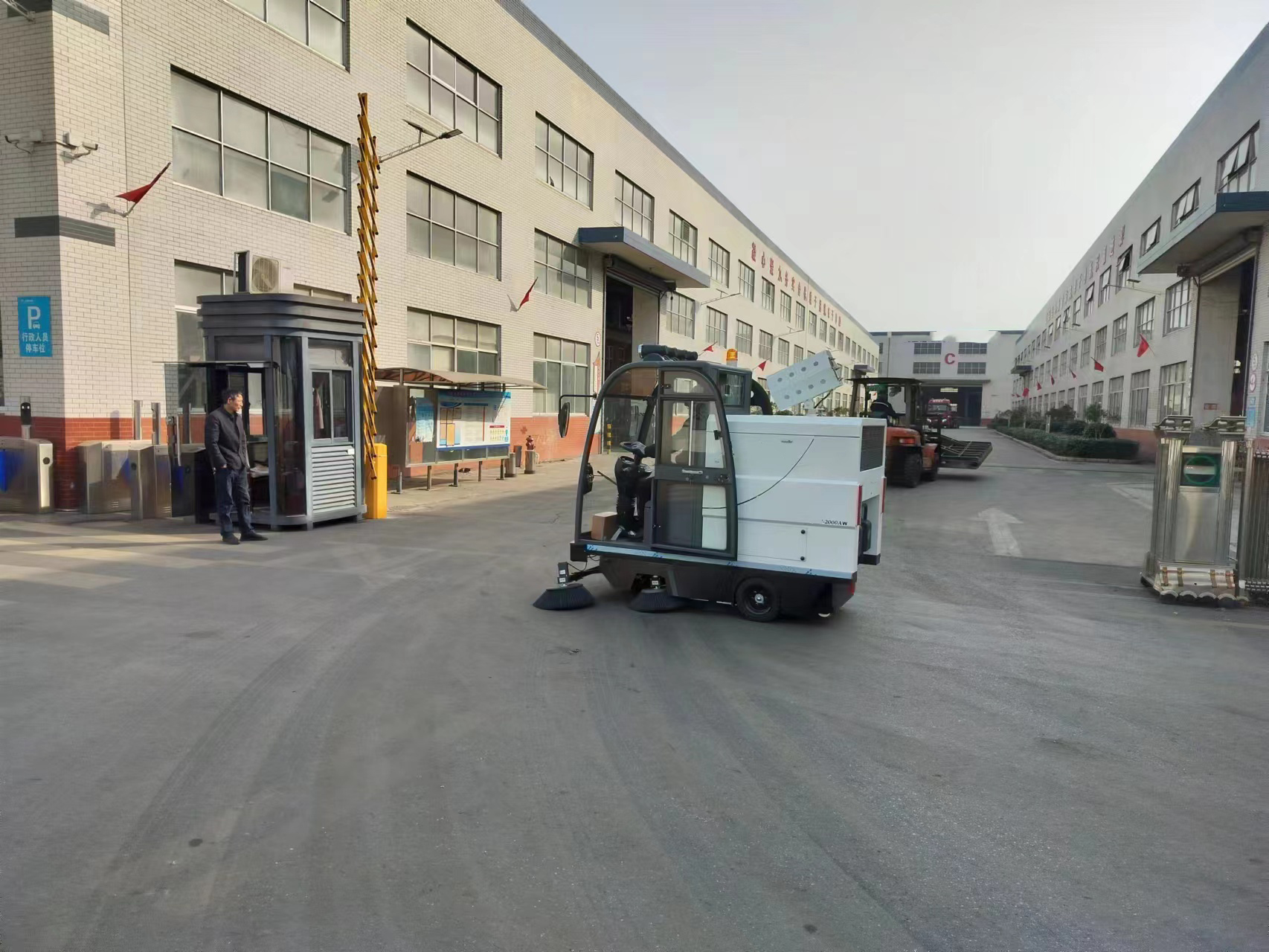 清潔簡單又高效，小型電動掃地車成為受歡迎的清掃利器