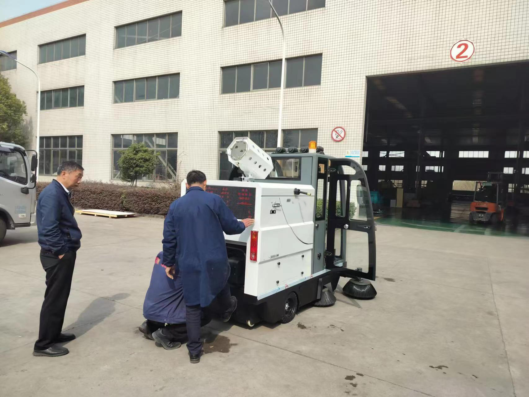 小型道路清掃車的廣泛應用領域，不只是道路清潔