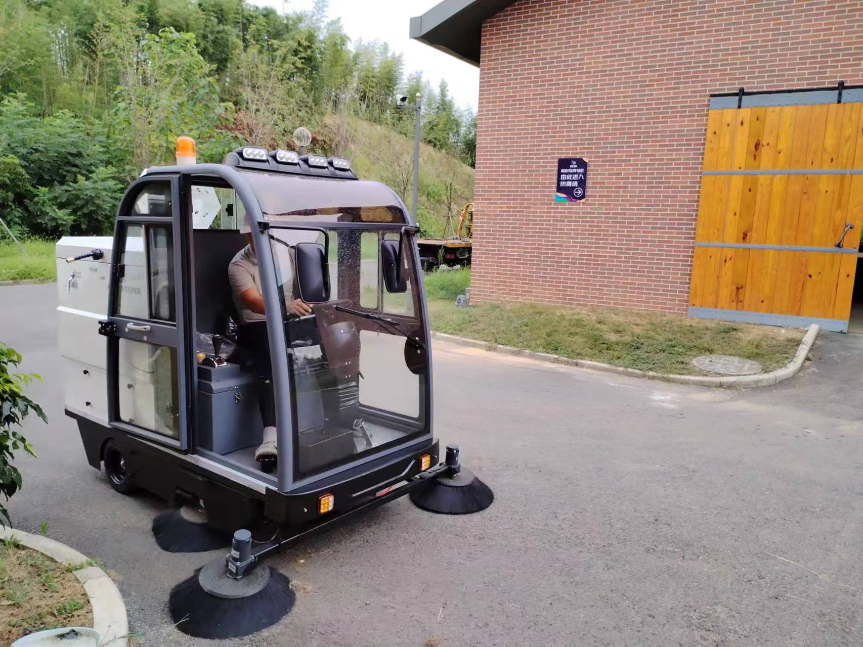 建材企業(yè)的清潔利器，噴水掃地機(jī)帶來(lái)高效清潔新體驗(yàn)