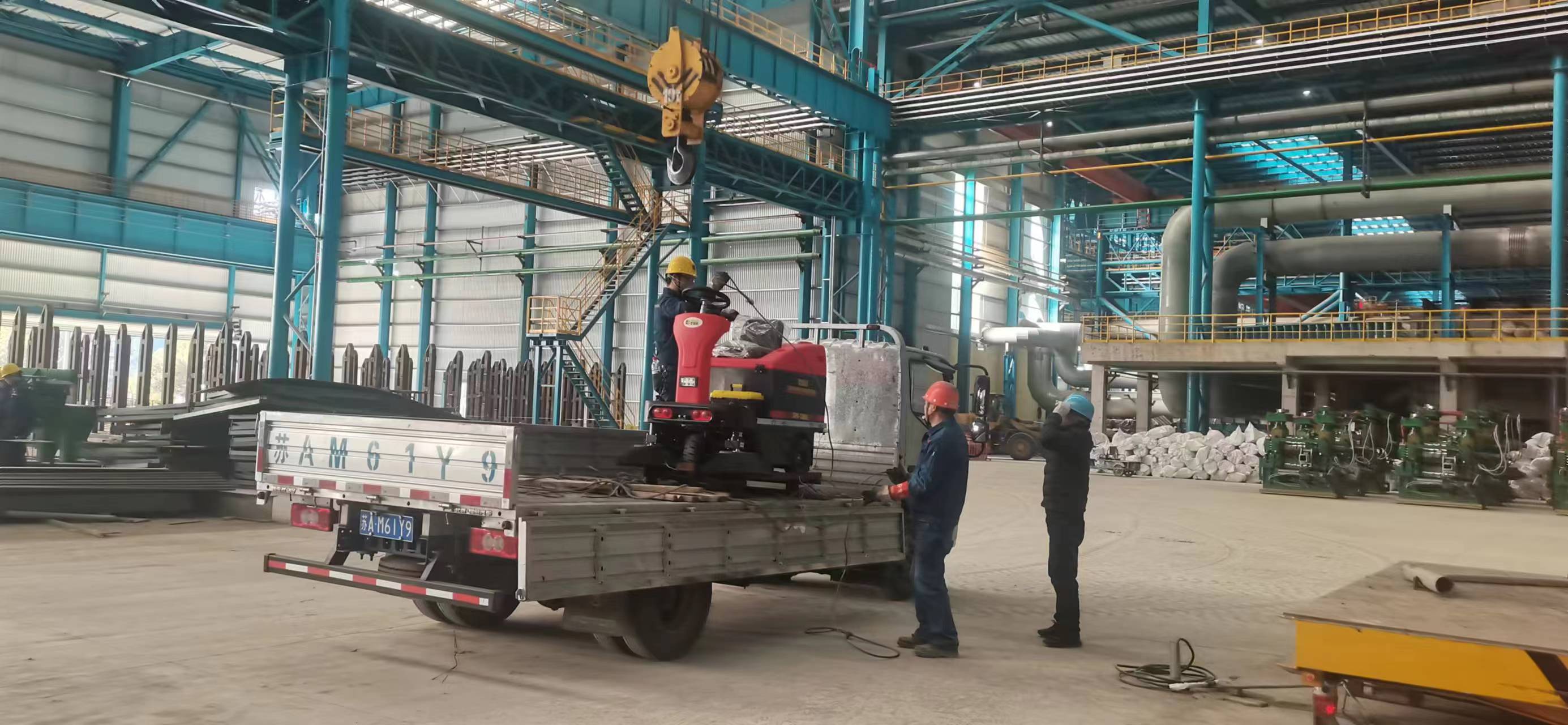 駕駛掃地車也是農(nóng)村清掃地面使用的清潔設(shè)備 駕駛掃地車也是農(nóng)村清掃地面使用的清潔設(shè)備