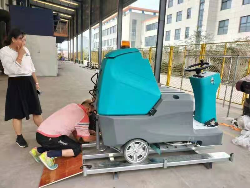 洗地機(jī)可以輕松處理，使地面恢復(fù)清潔