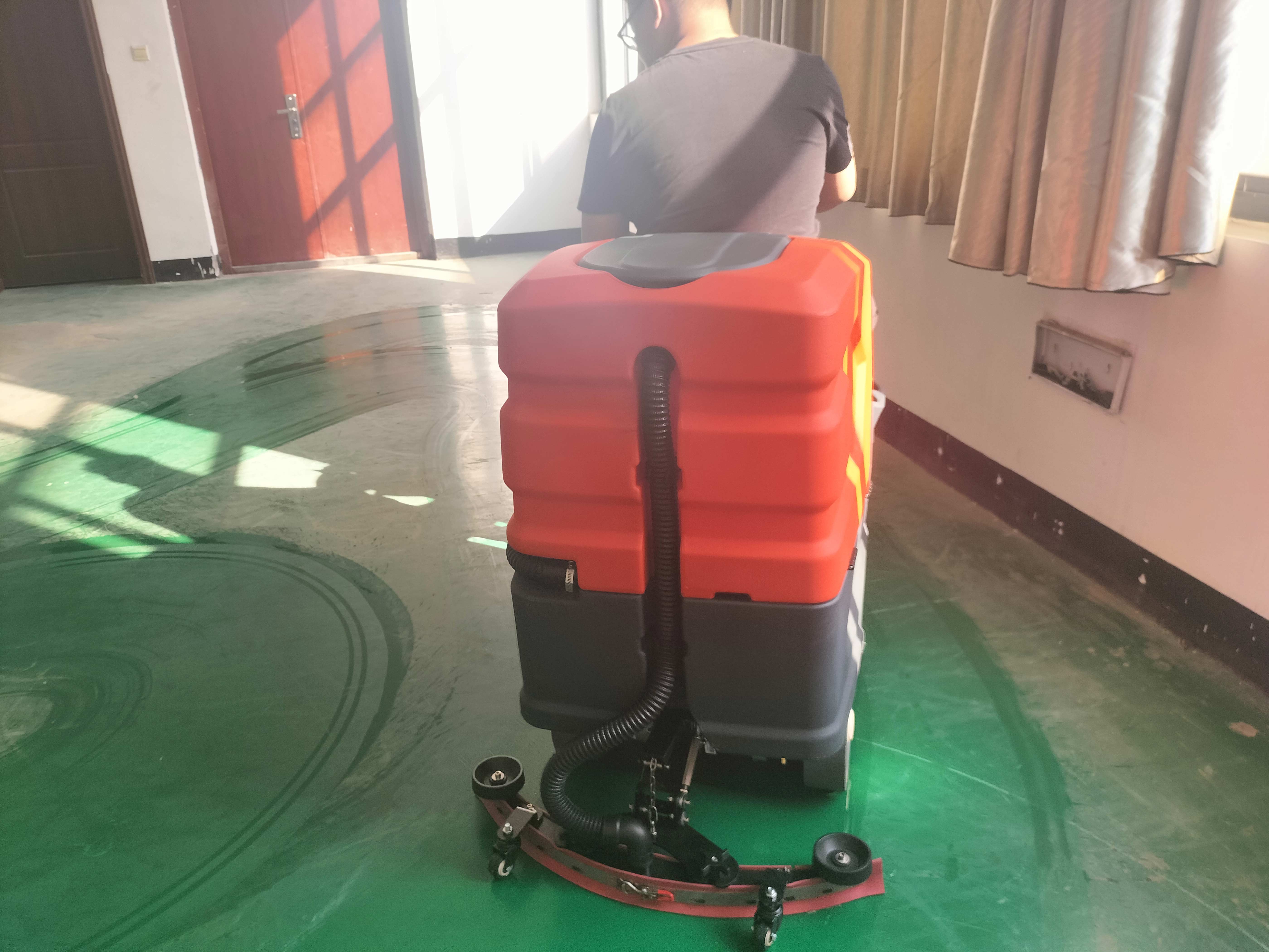 洗地機(jī)可以輕松處理，使地面恢復(fù)清潔