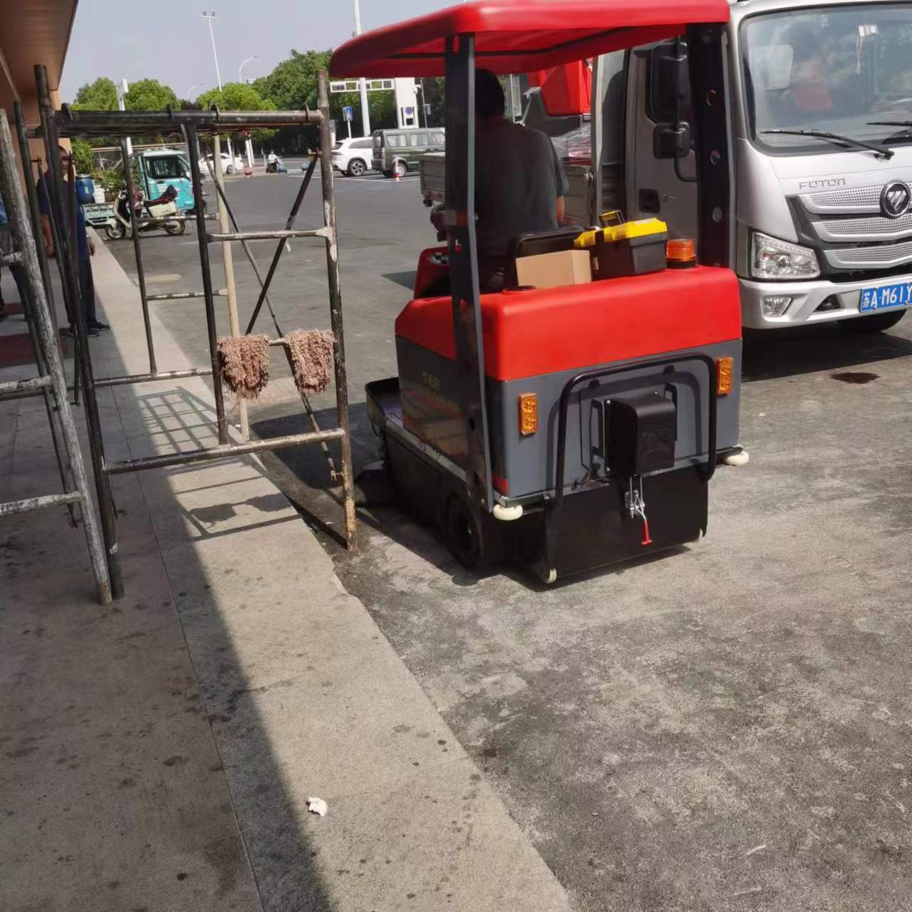 小型道路清掃車的價格及優(yōu)缺點揭秘 小型道路清掃車的價格及優(yōu)缺點揭秘