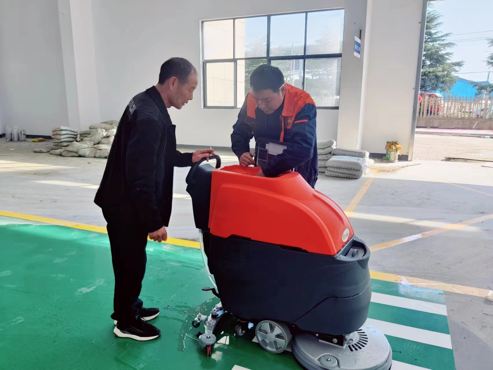 駕駛洗地機(jī)的應(yīng)用可以節(jié)省數(shù)十名保潔員的成本 駕駛洗地機(jī)的應(yīng)用可以節(jié)省數(shù)十名保潔員的成本