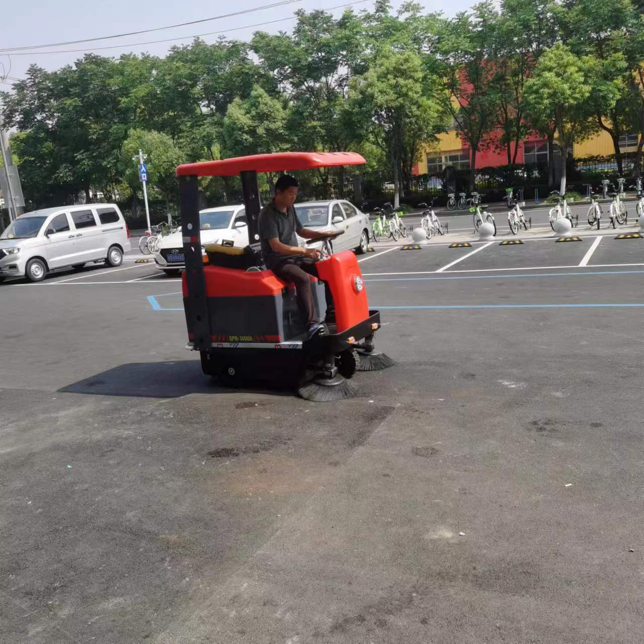 駕駛式掃地機(jī):地下車庫保潔新選擇 駕駛式掃地機(jī):地下車庫保潔新選擇