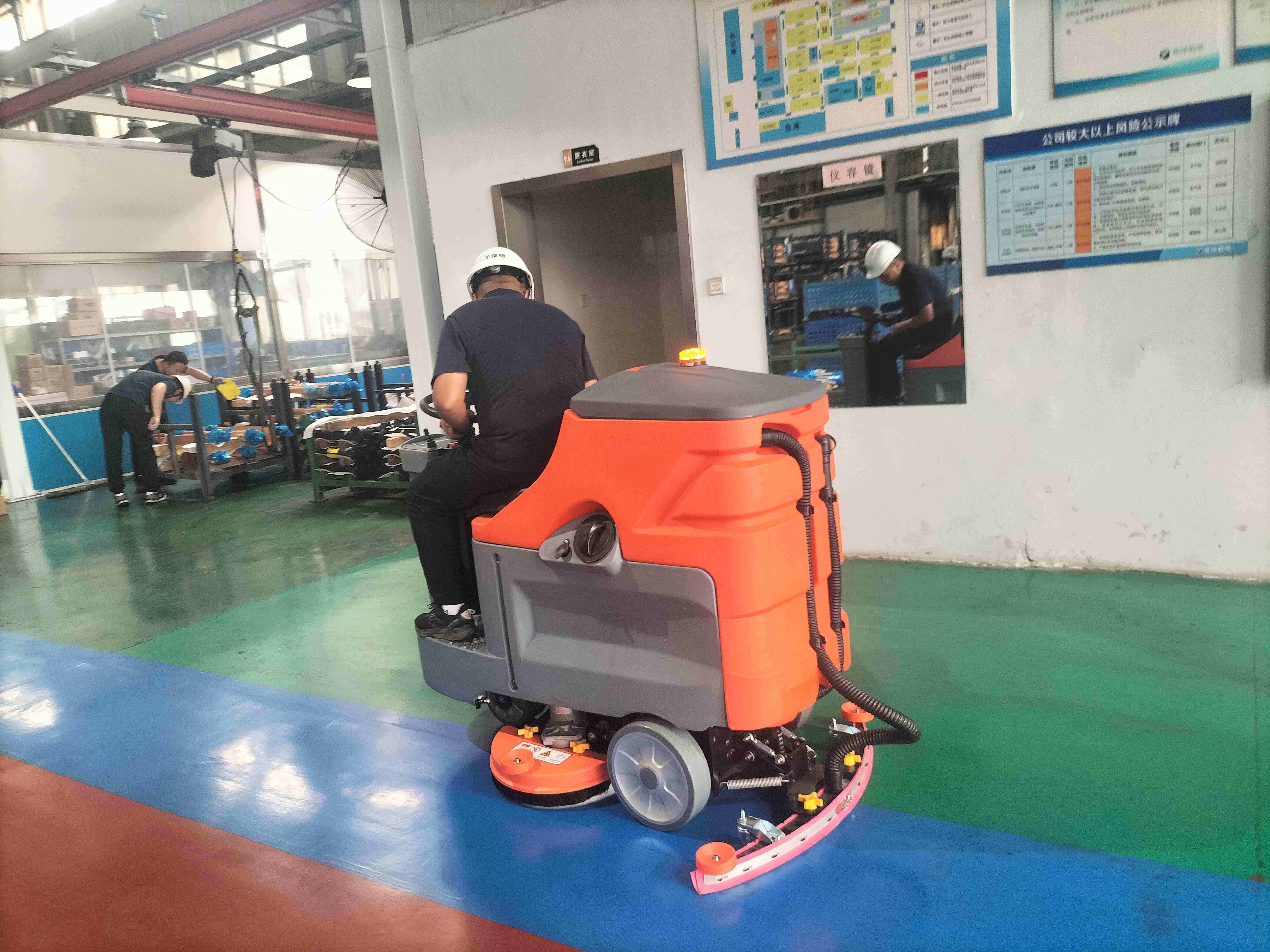 駕駛洗地機(jī)的應(yīng)用可以節(jié)省數(shù)十名保潔員的成本 駕駛洗地機(jī)的應(yīng)用可以節(jié)省數(shù)十名保潔員的成本