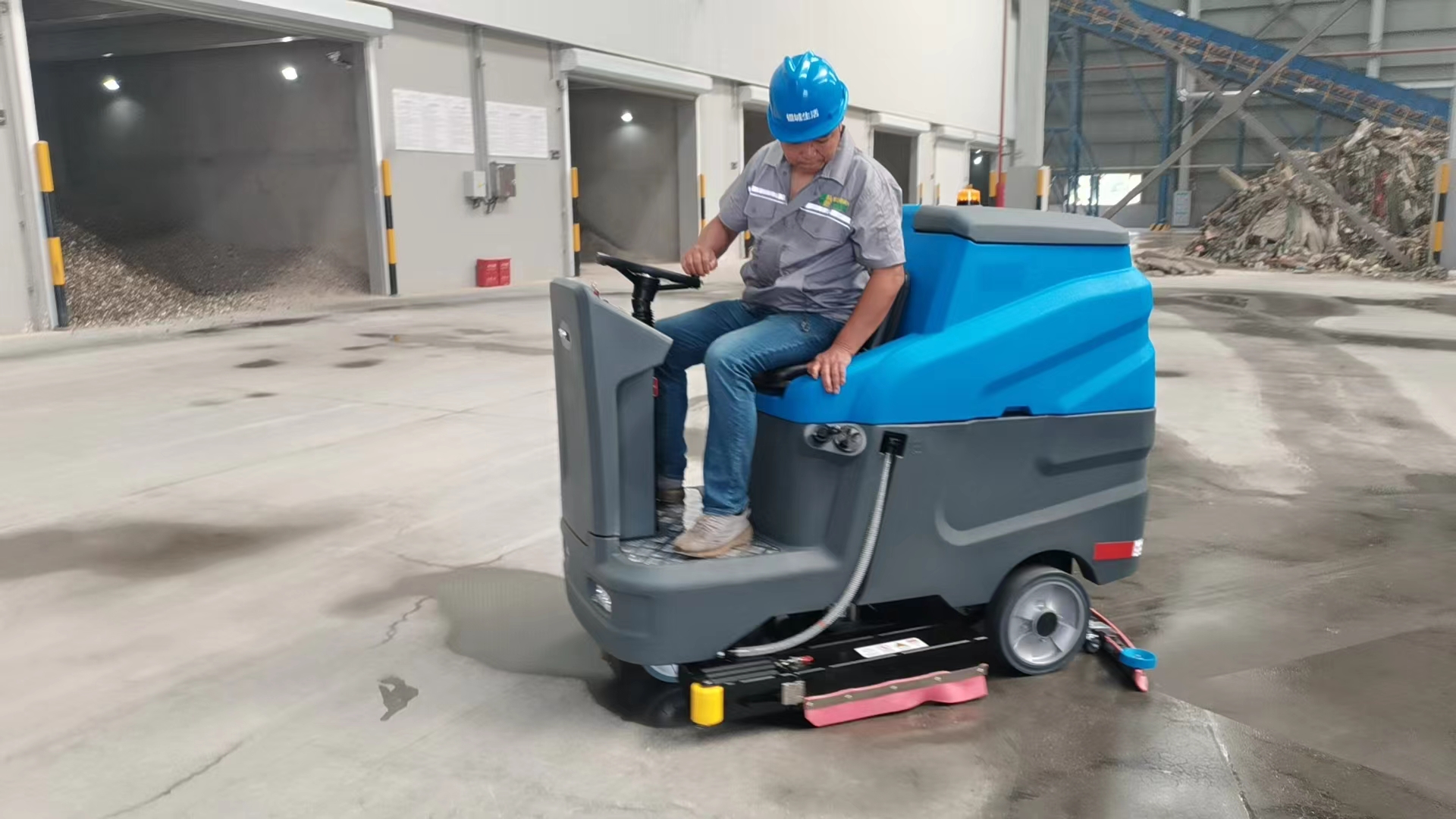 物業(yè)清掃車(chē)。