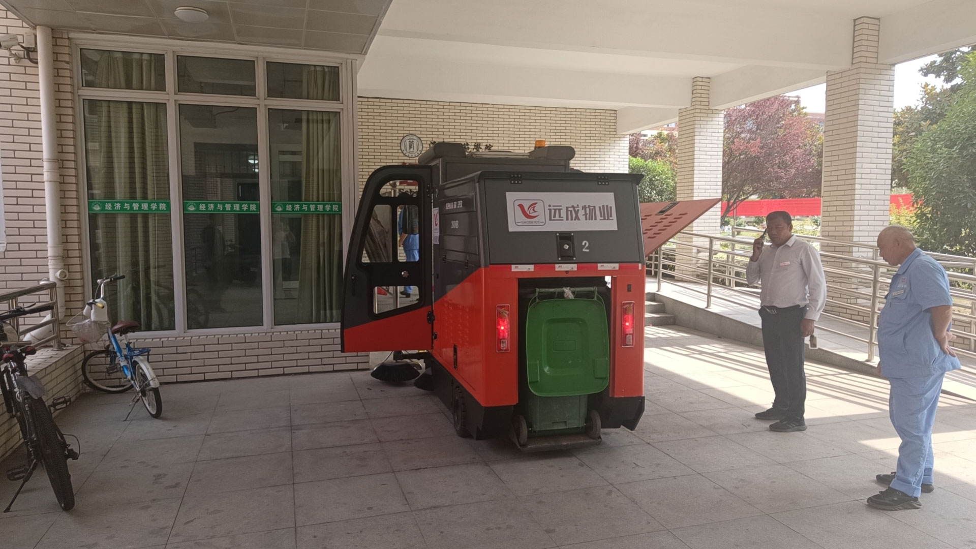 高溫紅色預(yù)警下的城市守衛(wèi):維修工人辛勤工作 高溫紅色預(yù)警下的城市守衛(wèi):維修工人辛勤工作