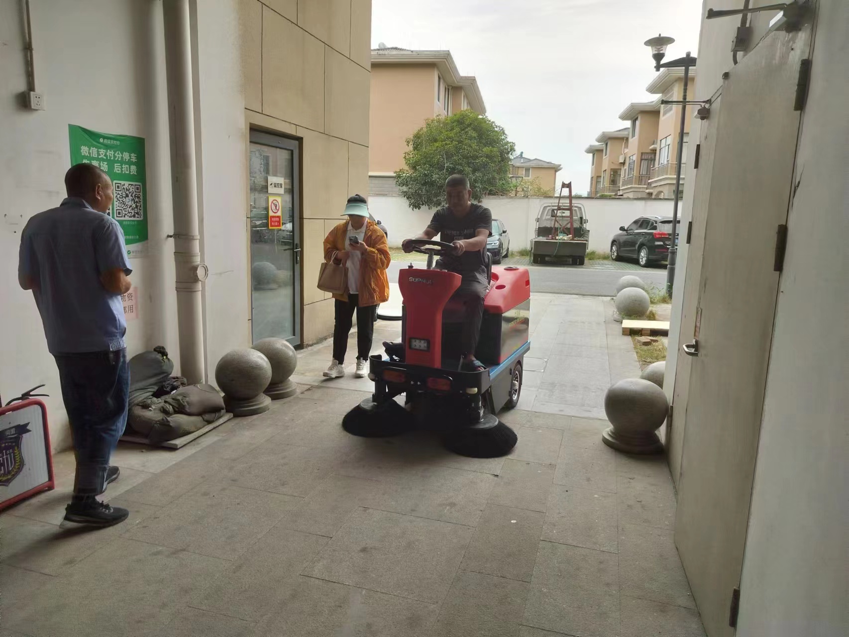 庫房小型清掃車:高 效清潔新助手 庫房小型清掃車:高 效清潔新助手