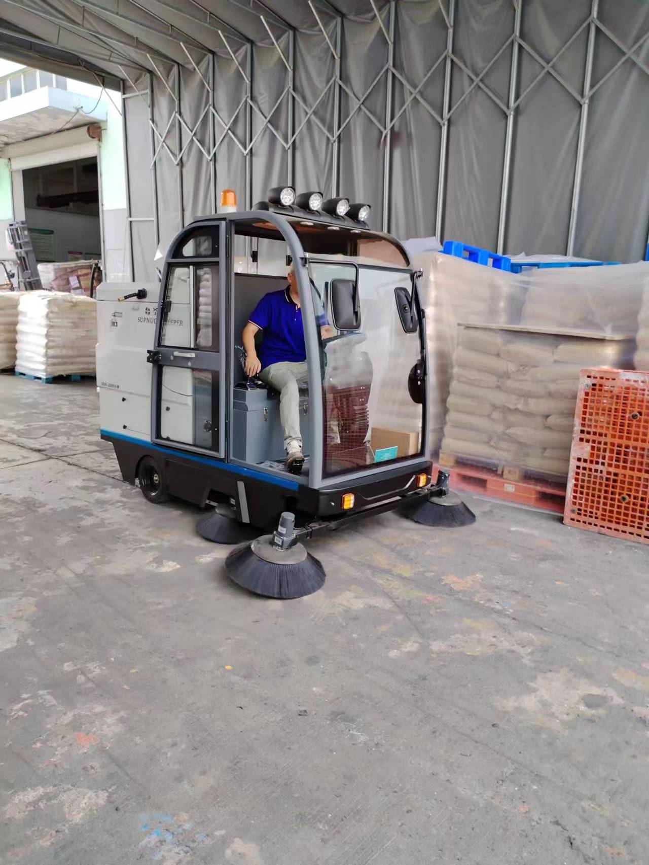 環(huán)保高效:電池驅(qū)動的車庫清掃車 環(huán)保高效:電池驅(qū)動的車庫清掃車