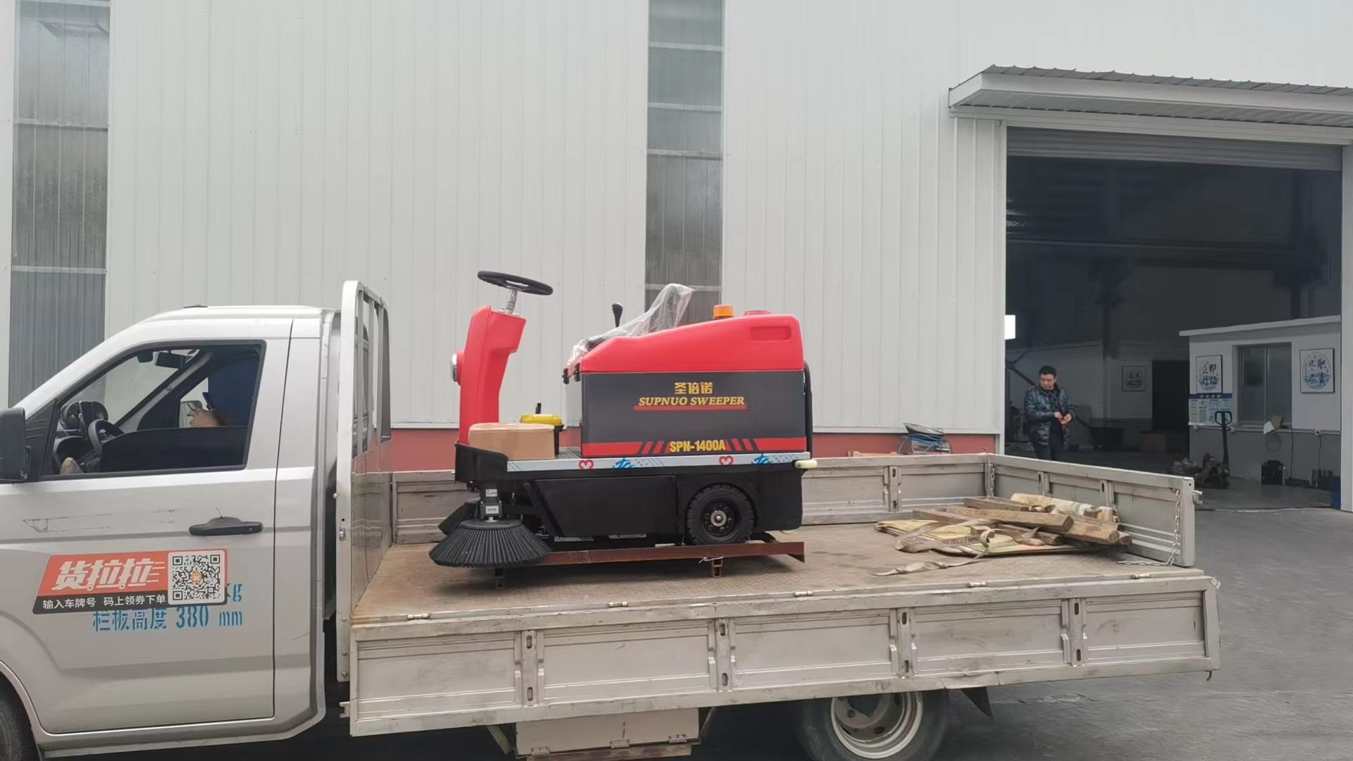 駕駛式清掃機(jī):車間鐵屑粉塵的克星 駕駛式清掃機(jī):車間鐵屑粉塵的克星