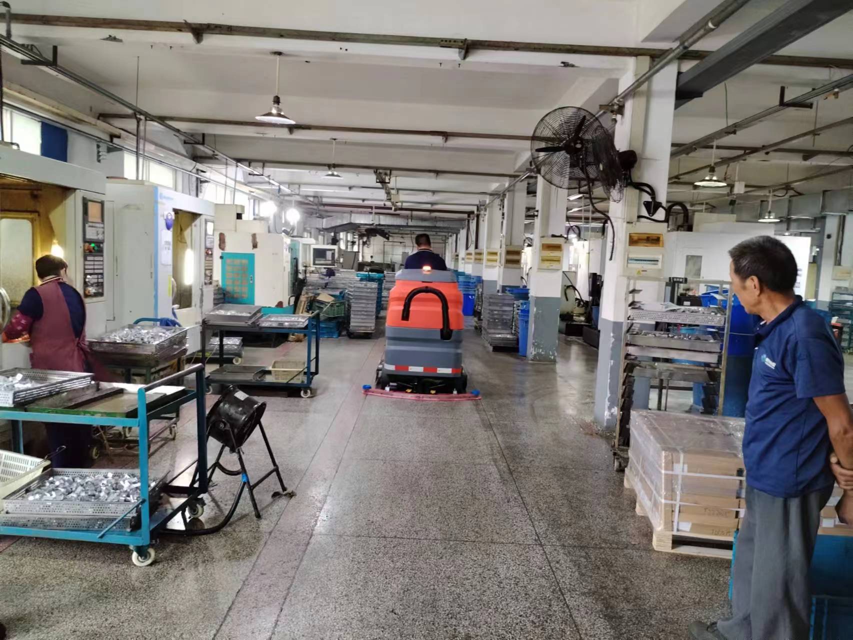 洗地機(jī)在工廠中的作用 洗地機(jī)在工廠中的作用