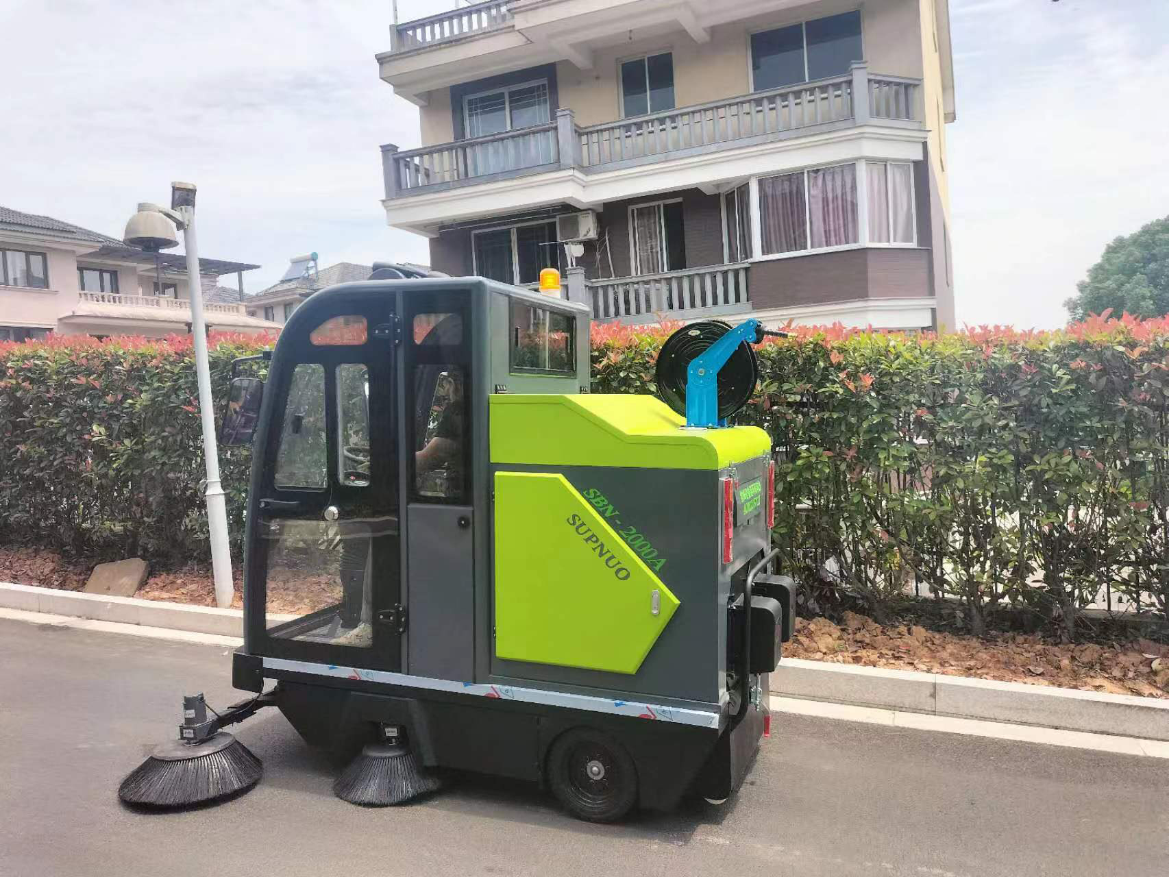 駕駛式工業(yè)掃地車:新農(nóng)村環(huán)境治理的新利器 駕駛式工業(yè)掃地車:新農(nóng)村環(huán)境治理的新利器