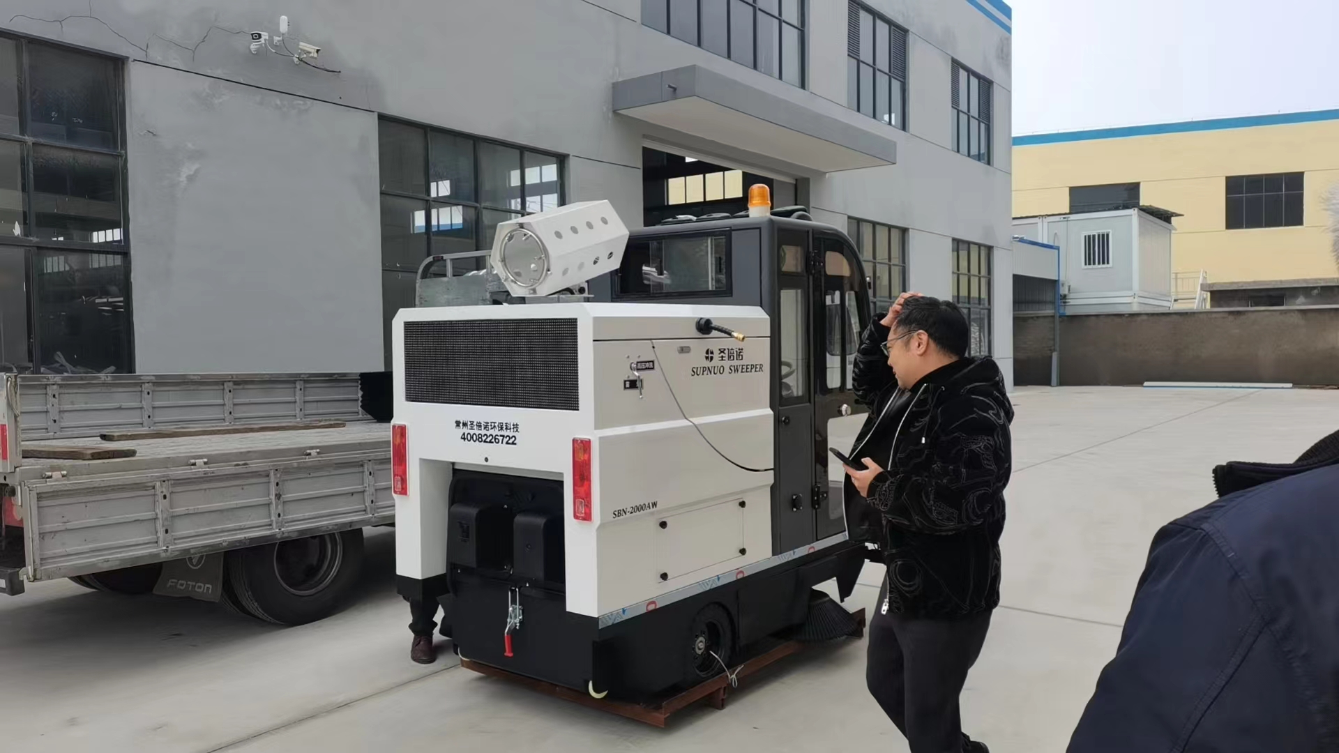 三輪駕駛式掃地機(jī):園區(qū)大面積清掃的降本提效利器 三輪駕駛式掃地機(jī):園區(qū)大面積清掃的降本提效利器