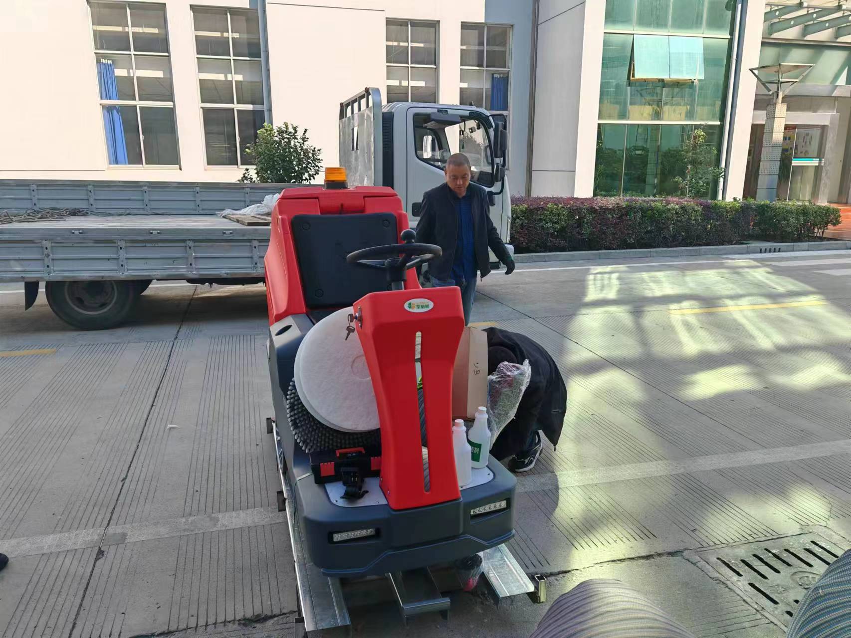 工業(yè)洗地機的革命:提升清潔效率與環(huán)境友好性的利器 工業(yè)洗地機的革命:提升清潔效率與環(huán)境友好性的利器