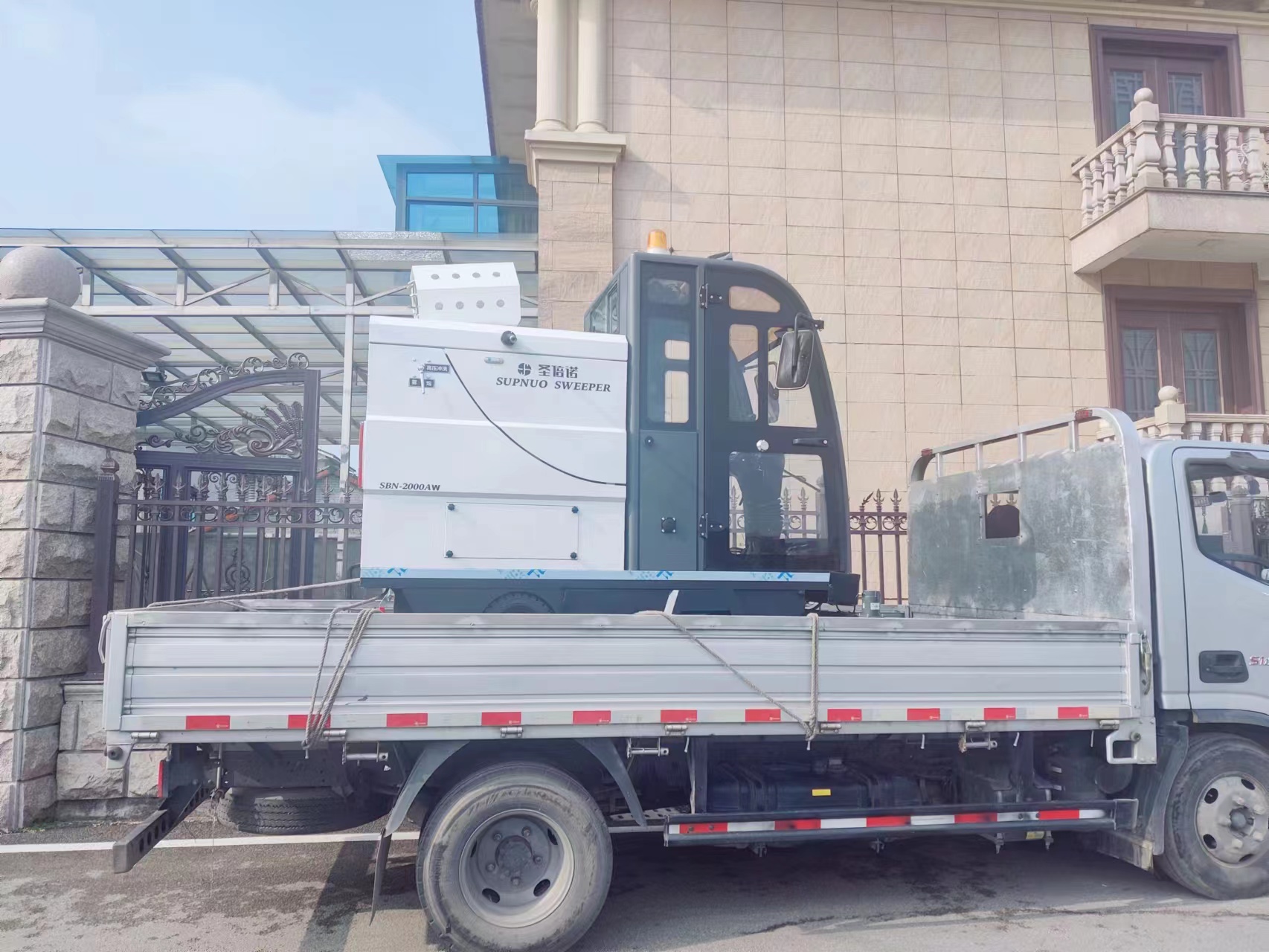 工業(yè)掃地車:提升企業(yè)清潔效率的革命性工具 工業(yè)掃地車:提升企業(yè)清潔效率的革命性工具