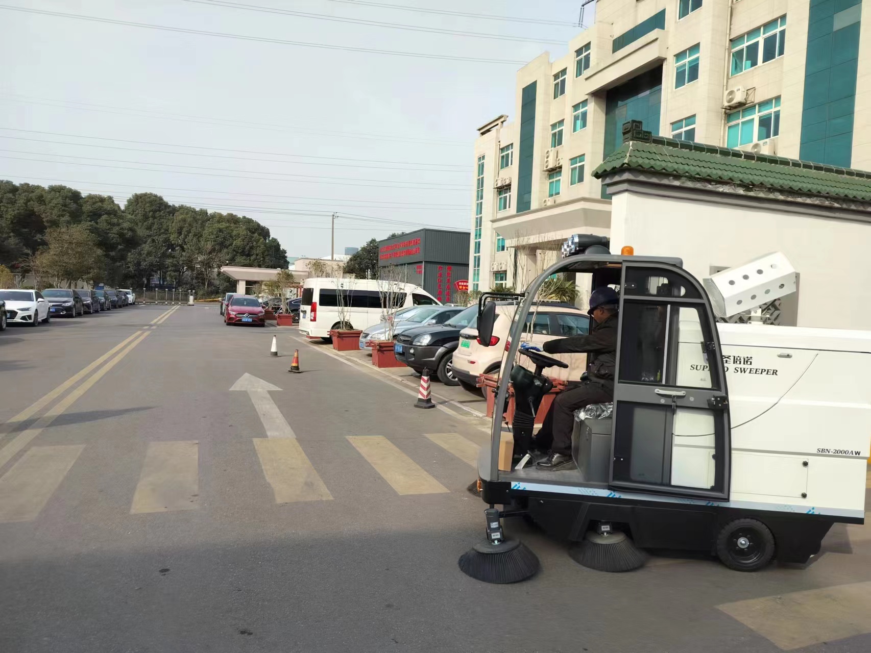 公園掃地車是綠色環(huán)境的守護(hù)者 公園掃地車是綠色環(huán)境的守護(hù)者