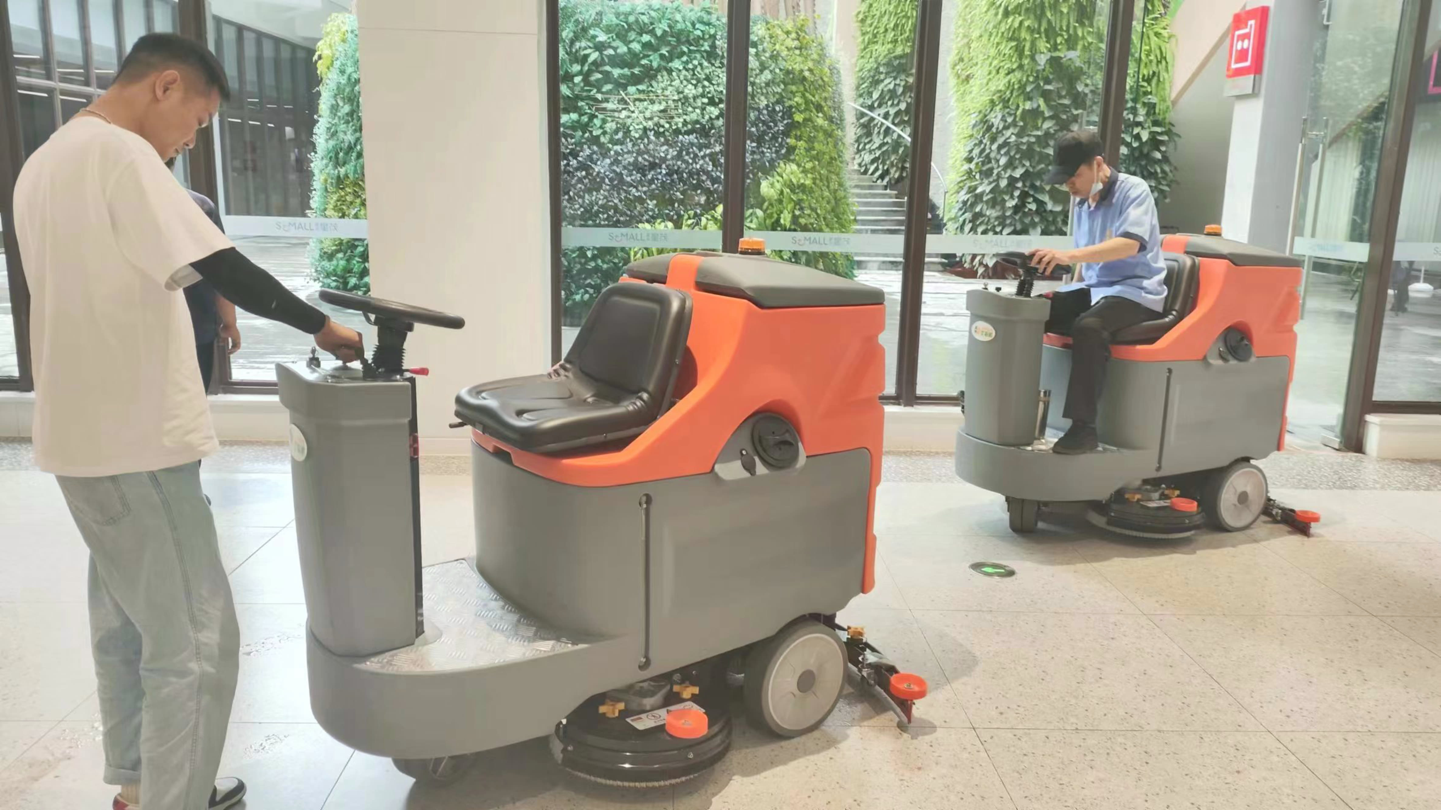 沉浸式清潔革命:為何商業(yè)駕駛式洗地機是現(xiàn)代清潔的最佳選擇 沉浸式清潔革命:為何商業(yè)駕駛式洗地機是現(xiàn)代清潔的最佳選擇