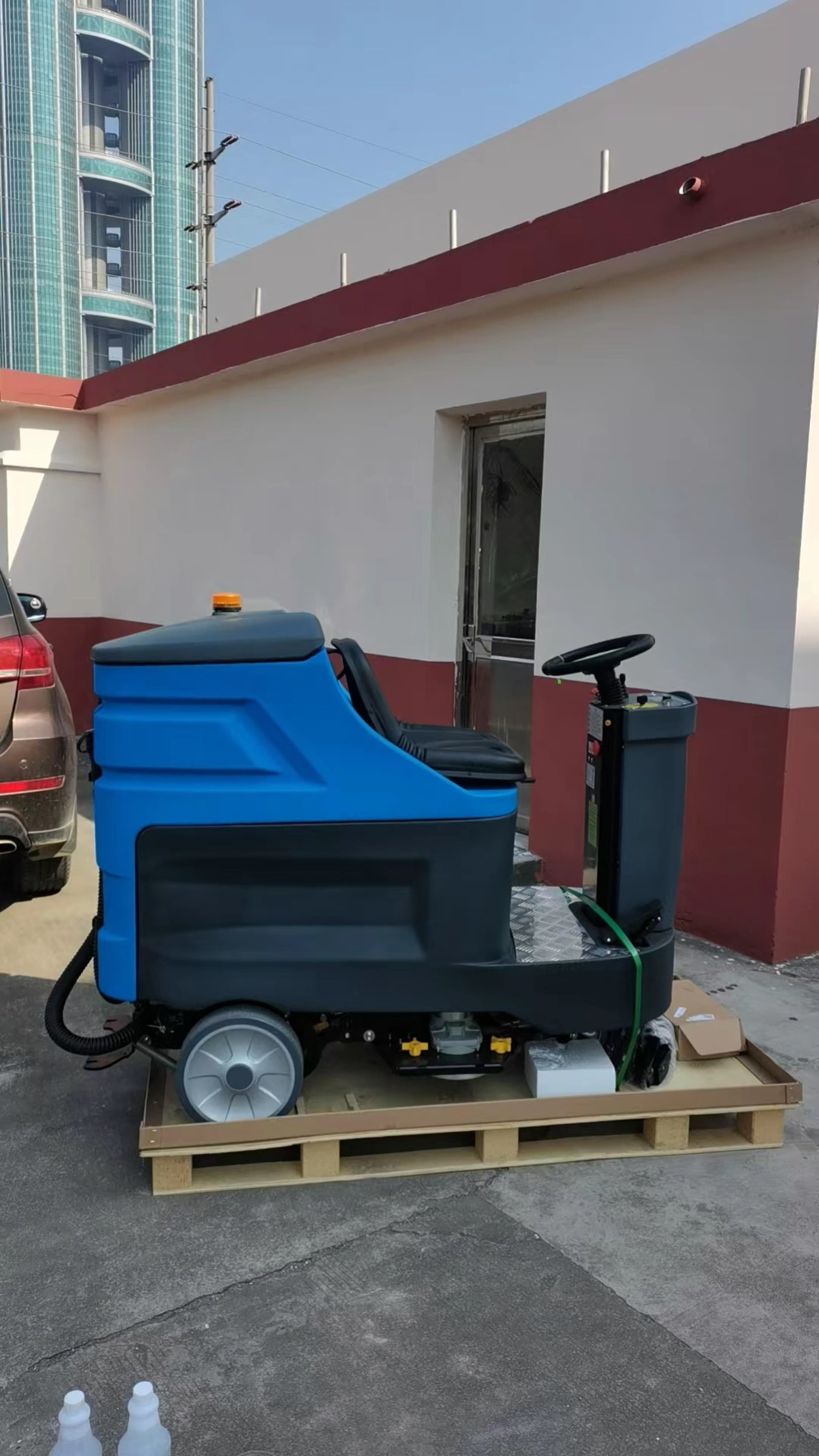 提升效率與清潔力:探索商業(yè)駕駛式洗地機(jī)的優(yōu)勢與應(yīng)用 提升效率與清潔力:探索商業(yè)駕駛式洗地機(jī)的優(yōu)勢與應(yīng)用