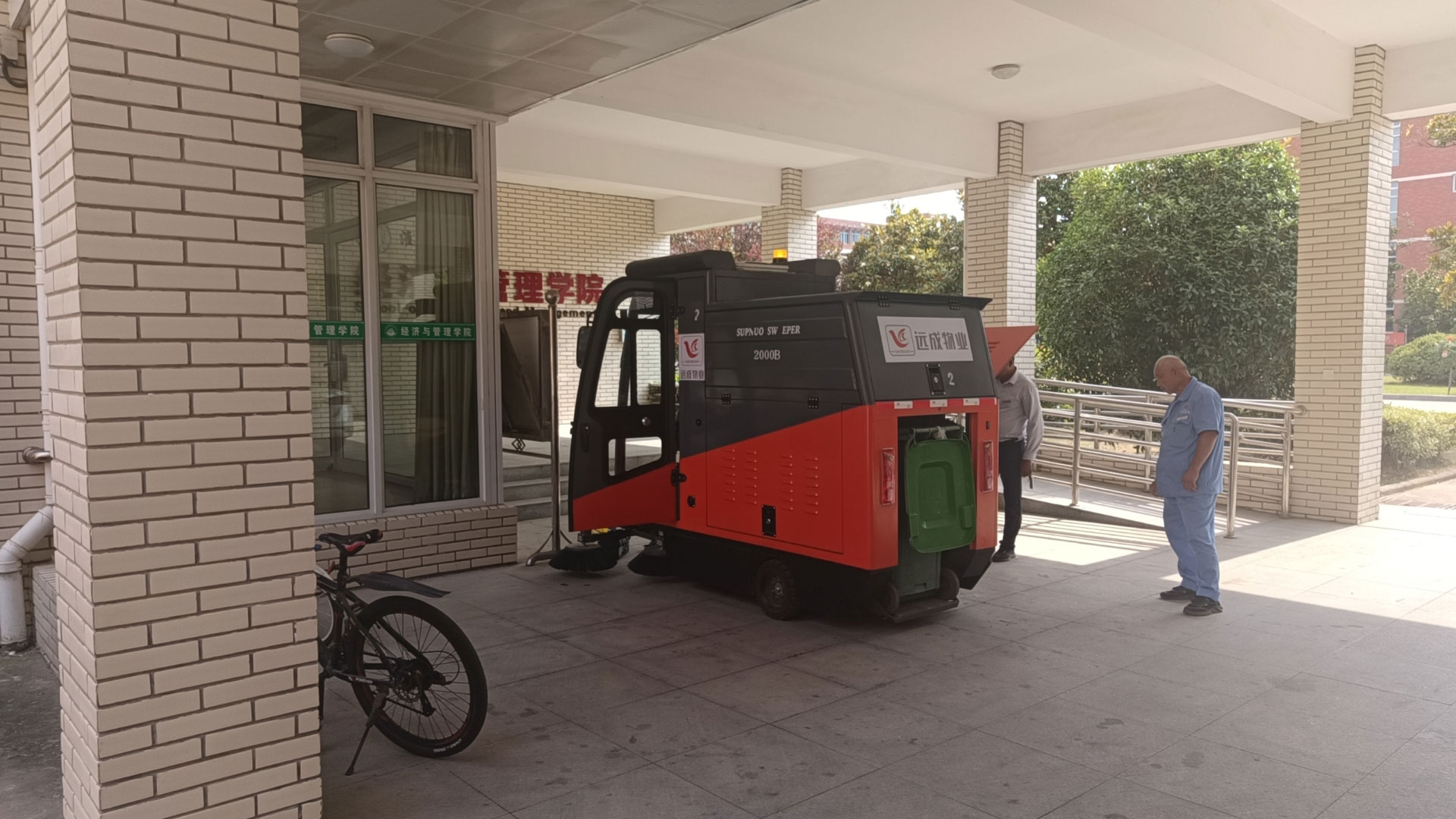 現(xiàn)代化商業(yè)場(chǎng)所必備:高效的駕駛式掃地車 現(xiàn)代化商業(yè)場(chǎng)所必備:高效的駕駛式掃地車