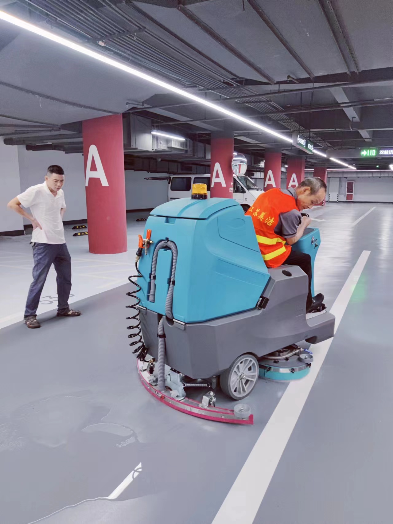 駕駛式洗地機(jī):多行業(yè)應(yīng)用與市場保護(hù) 駕駛式洗地機(jī):多行業(yè)應(yīng)用與市場保護(hù)