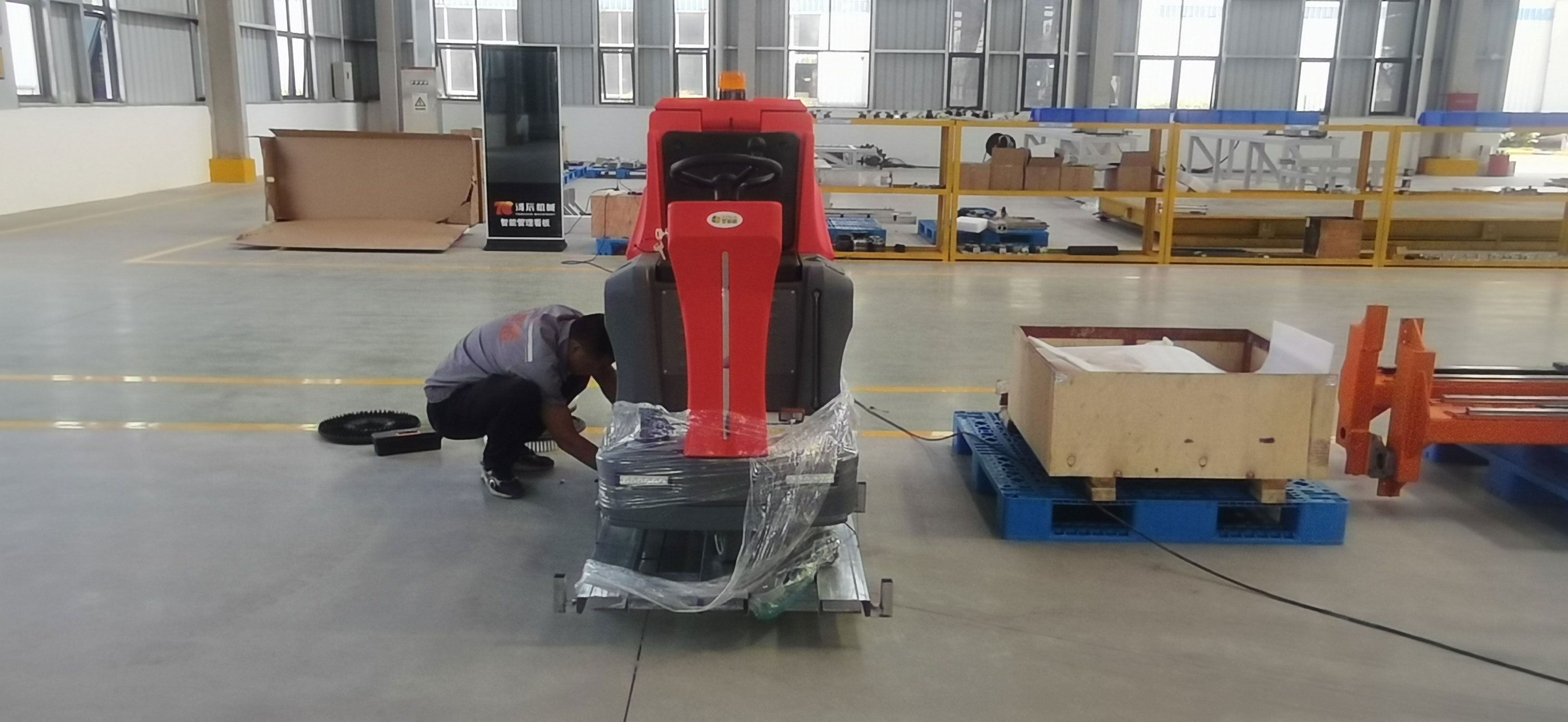 駕駛式洗地機解放了大量的人工勞動，減少了清潔工的勞動強度