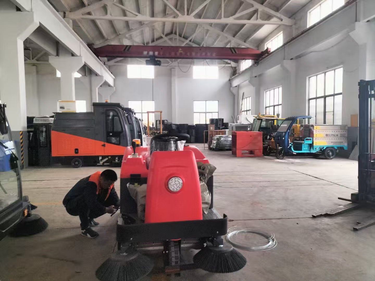 掃地車對工廠的影響主要體現(xiàn)在以下幾個(gè)方面: 掃地車對工廠的影響主要體現(xiàn)在以下幾個(gè)方面: