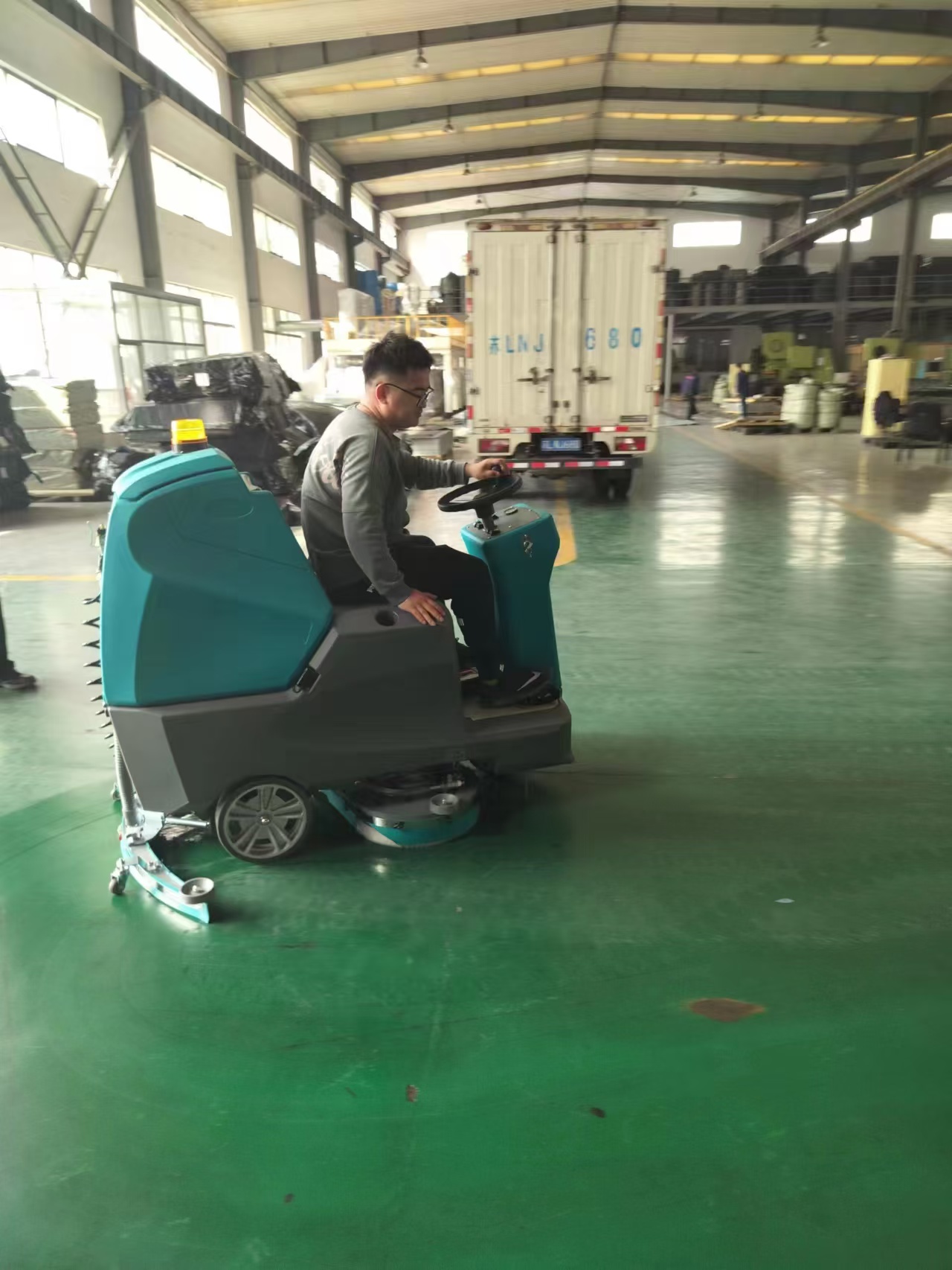 車間洗地機的有利影響及重要意義 車間洗地機的有利影響及重要意義